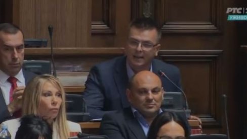 SKANDAL: Aleksićev poslanik Parandilović pozvao na nasilje nad novinarima (VIDEO) SKANDAL: Aleksićev poslanik Parandilović pozvao na nasilje nad novinarima (VIDEO)