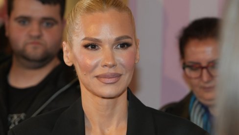 ELEGANTNA NA MAMU: Hana Ikodinović je maturirala, a Nataša Bekvalac ne krije ponos i sreću! (FOTO)