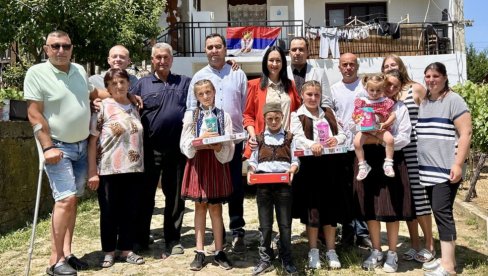 УРУЧИЛА ПОКЛОНЕ И ХУМААНИТАРНУ ПОМОЋ: Министарка Јелена Жарић Ковачевић у Бујановцу