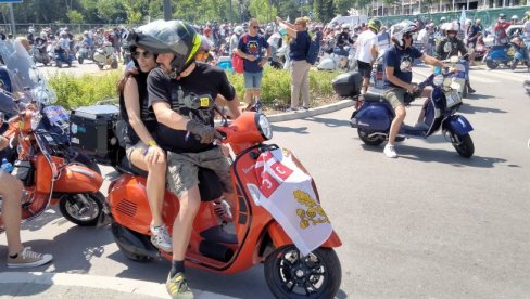 VESPA JE KRALJICA DRUMOVA: U Novom Sadu održana Evropska nedelja ljubitelja dvotočkaša uz više od hiljadu učesnika (FOTO)