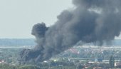 ГУСТИ ЦРНИ ДИМ ШИРИ СЕ БЕОГРАДОМ: Запалио се ауто-отпад у Котежу - више ватрогасних екипа на терену (ФОТО/ВИДЕО)