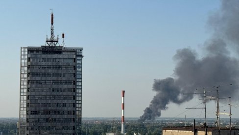 GUSTI CRNI DIM ŠIRI SE BEOGRADOM: Zapalio se auto-otpad u Kotežu - više vatrogasnih ekipa na terenu (FOTO/VIDEO)