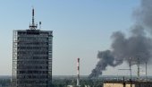 ГУСТИ ЦРНИ ДИМ ШИРИ СЕ БЕОГРАДОМ: Запалио се ауто-отпад у Котежу - више ватрогасних екипа на терену (ФОТО/ВИДЕО)