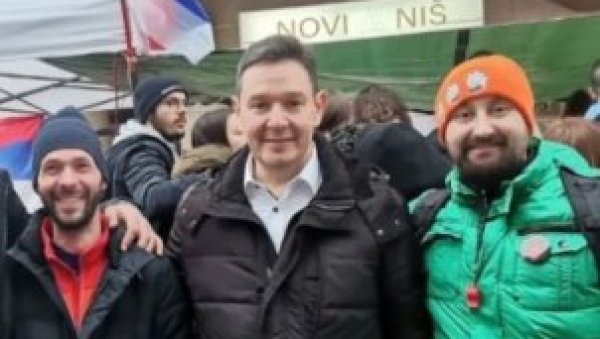 ОВО ЈЕ БЛОКАДЕР КОЈИ ЈЕ ХТЕО ДА УБИЈЕ ЉУДЕ ИЗ СНС: Пуцач у друштву Шаровића, Драже Петровића, Кокановића... ОВО ЈЕ БЛОКАДЕР КОЈИ ЈЕ ХТЕО ДА УБИЈЕ ЉУДЕ ИЗ СНС: Пуцач у друштву Шаровића, Драже Петровића, Кокановића...