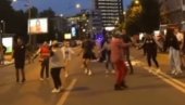 СРАМОТА: Блокадери блокирали центар Новог Сада и играју коло (ВИДЕО)