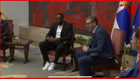 Vučić sa legendarnim Juseinom Boltom (VIDEO) Vučić sa legendarnim Juseinom Boltom (VIDEO)