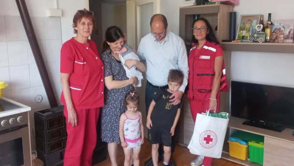 ПОКЛОНИ БЕБАМА РОЂЕНИМ У МАЈУ: Акција Црвеног крста општине Житиште ПОКЛОНИ БЕБАМА РОЂЕНИМ У МАЈУ: Акција Црвеног крста општине Житиште