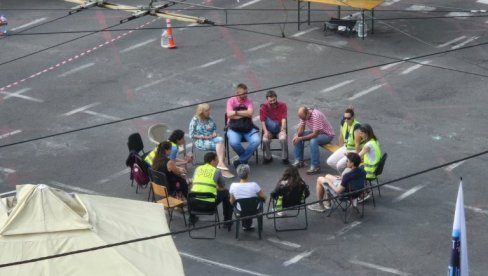 OVO VEĆ NEDELJU DANA MALTRETIRA CEO BEOGRAD Šačica blokadera parališe saobraćaj, dokle više narode? (FOTO)