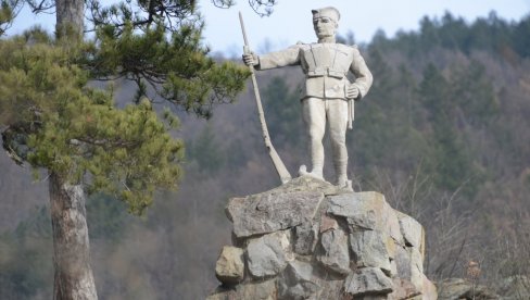 NA STRAŽI 95 GODINA: Statua srpskog vojnika kod Cerja znamenitost Ibarske klisure NA STRAŽI 95 GODINA: Statua srpskog vojnika kod Cerja znamenitost Ibarske klisure