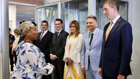 ПРВЕ ПУТНИЦЕ СА еВИЗОМ: Слетеле на аеродром Никола Тесла, дочекали их Јовановић и Ђурић ПРВЕ ПУТНИЦЕ СА еВИЗОМ: Слетеле на аеродром Никола Тесла, дочекали их Јовановић и Ђурић