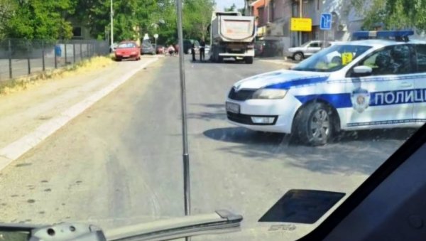 КАМИОН ПРЕГАЗИО ЖЕНУ: Трагедија у Видовданској улици у Параћину КАМИОН ПРЕГАЗИО ЖЕНУ: Трагедија у Видовданској улици у Параћину