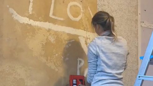 DIRLJIVO: Skidala tapete, našla poruku bivšeg vlasnika kuće, koja je mnoge rasplakala (VIDEO)