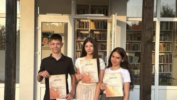 СТИХОВИ ИСПИСАНИ СРЦЕМ: Додељене награде за најлепшу песму у част новинара Веље Павловића СТИХОВИ ИСПИСАНИ СРЦЕМ: Додељене награде за најлепшу песму у част новинара Веље Павловића