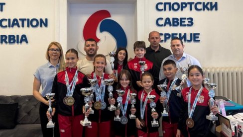 PONOSNI NA MEDALJE: Mali fitnes majstori u poseti Sportskom savezu Srbije PONOSNI NA MEDALJE: Mali fitnes majstori u poseti Sportskom savezu Srbije
