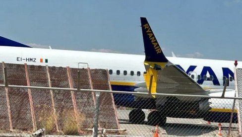 SNAŽAN PRASAK: Putnici preplašeni, šta se desilo na ovom letu? (FOTO)