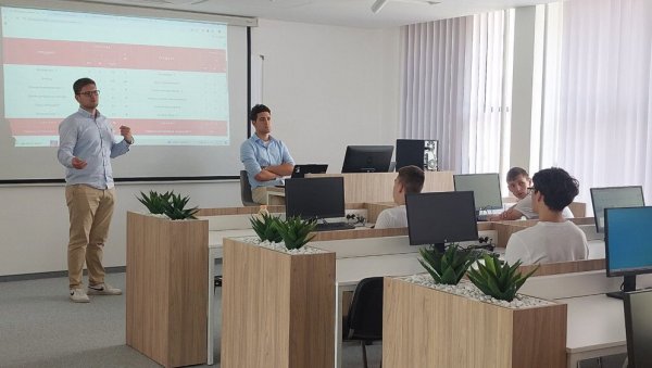 СУСРЕТ СА СВЕТОМ НАУКЕ: Власенички средњошколци у посети ЕТФ СУСРЕТ СА СВЕТОМ НАУКЕ: Власенички средњошколци у посети ЕТФ