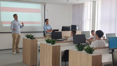 СУСРЕТ СА СВЕТОМ НАУКЕ: Власенички средњошколци у посети ЕТФ