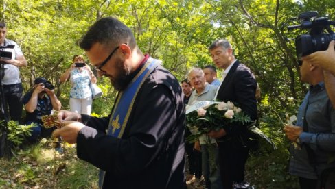 БРАЋА МАСАКРИРАНА А ЊИХОВЦА ТЕЛА БАЧЕНА У ШУМУ: У Сливову недалеко од Грачанице обележено 26 година од убиства четворице браће Симић