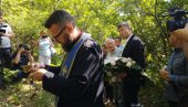 БРАЋА МАСАКРИРАНА А ЊИХОВЦА ТЕЛА БАЧЕНА У ШУМУ: У Сливову недалеко од Грачанице обележено 26 година од убиства четворице браће Симић БРАЋА МАСАКРИРАНА А ЊИХОВЦА ТЕЛА БАЧЕНА У ШУМУ: У Сливову недалеко од Грачанице обележено 26 година од убиства четворице браће Симић