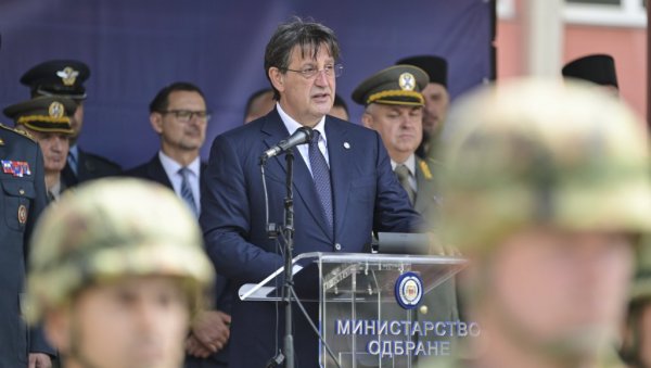 ОБЛАЧЕЋИ УНИФОРМУ, ПОСТАЛИ СТЕ ОГЛЕДАЛО ВРЕДНОСТИ КОЈЕ ЗАСТУПАМО: Министар Гашић присуствовао полагању заклетве војника у Ваљеву ОБЛАЧЕЋИ УНИФОРМУ, ПОСТАЛИ СТЕ ОГЛЕДАЛО ВРЕДНОСТИ КОЈЕ ЗАСТУПАМО: Министар Гашић присуствовао полагању заклетве војника у Ваљеву