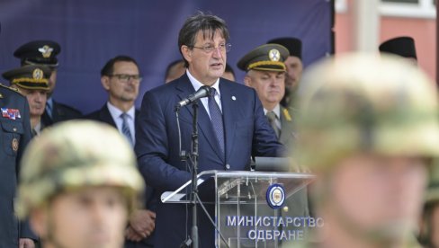 OBLAČEĆI UNIFORMU, POSTALI STE OGLEDALO VREDNOSTI KOJE ZASTUPAMO: Ministar Gašić prisustvovao polaganju zakletve vojnika u Valjevu OBLAČEĆI UNIFORMU, POSTALI STE OGLEDALO VREDNOSTI KOJE ZASTUPAMO: Ministar Gašić prisustvovao polaganju zakletve vojnika u Valjevu