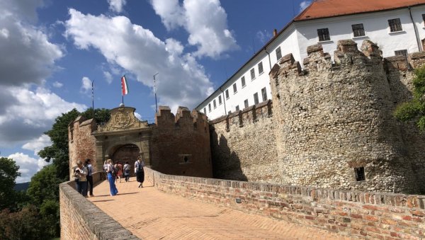 АЛЕКСАНДРИНА ПОРОДИЦА ЈЕ ЈЕДИНА ПРЕОСТАЛА СРПСКА ПОРОДИЦА У ВИЛАЊУ: Од 1700 године у овом месту праве вино