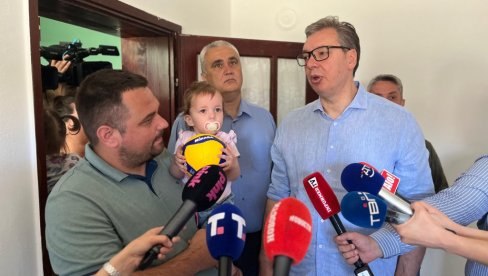Vučić u poseti porodici Rankov koja je pomoću kredita za mlade rešila stambeno pitanje (VIDEO) Vučić u poseti porodici Rankov koja je pomoću kredita za mlade rešila stambeno pitanje (VIDEO)