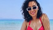 GAZI ČETVRTU DECENIJU: Pevačica pokazala kako izgleda u bikiniju (FOTO)