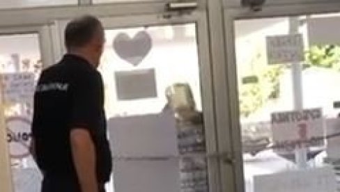 BRUTALNO KRŠENJE USTAVA I ZAKONA: Pripadnik obezbeđenja sa blokaderima preti profesorki da će u zatvor zato što hoće da radi!