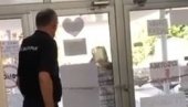 BRUTALNO KRŠENJE USTAVA I ZAKONA: Pripadnik obezbeđenja sa blokaderima preti profesorki da će u zatvor zato što hoće da radi! BRUTALNO KRŠENJE USTAVA I ZAKONA: Pripadnik obezbeđenja sa blokaderima preti profesorki da će u zatvor zato što hoće da radi!