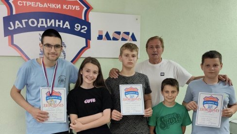 КРАЈ ПРОЛЕЋНЕ ЛИГЕ У СТРЕЉАШТВУ: Златна медаља за младог Параћинца Ђорђа (ФОТО) КРАЈ ПРОЛЕЋНЕ ЛИГЕ У СТРЕЉАШТВУ: Златна медаља за младог Параћинца Ђорђа (ФОТО)
