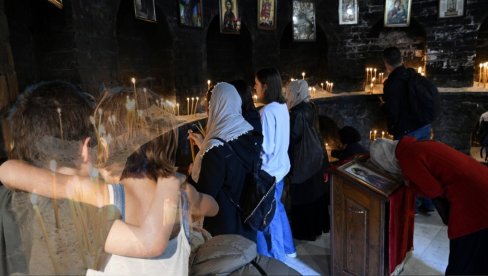 SLAVIMO SVETE APOSTOLE: Jednu stvar roditelji danas BRANE deci da urade - dan kada je lako slomiti vrat SLAVIMO SVETE APOSTOLE: Jednu stvar roditelji danas BRANE deci da urade - dan kada je lako slomiti vrat