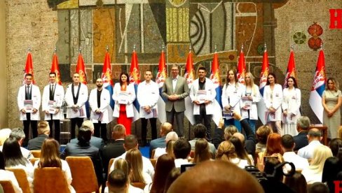 PONOSNI SMO NA VAS, PONOSNI ZBOG VAŠEG TRUDA  Vučić na ceremoniji uručenja ugovora o radu najboljim diplomcima u Srbiji (FOTO/VIDEO)