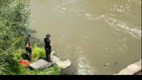 НОГА ЈЕ ВИРИЛА ИЗ ЏАКА: У Великим Црљенима у шоку, рониоци траже по Колубари, огласили се син и супруга несталог мушкарца (ВИДЕО)