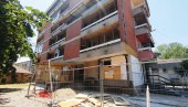 NEDOSTAJE IM DVA MILIONA DA SE PONOVO SKUĆE: U Paraćinu počela sanacija zgrade, teško oštećene u eksploziji