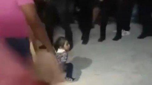 ШОКАНТАН СНИМАК МАСАКРА У МЕКСИКУ: Убијена деца током верске прославе (ВИДЕО) ШОКАНТАН СНИМАК МАСАКРА У МЕКСИКУ: Убијена деца током верске прославе (ВИДЕО)
