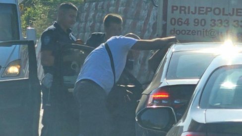 УХАПШЕНИ ТЕРОРИСТИ БЛОКАДЕРИ: Пронађено оружје за атентат на Видовдан УХАПШЕНИ ТЕРОРИСТИ БЛОКАДЕРИ: Пронађено оружје за атентат на Видовдан