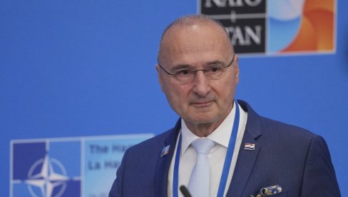 БРУКА ХРВАТСКОГ ШЕФА ДИПЛОМАТИЈЕ НА НАТО САМИТУ: Погледајте шта је изјавио Грлић Радман, јавност у шоку (ВИДЕО) БРУКА ХРВАТСКОГ ШЕФА ДИПЛОМАТИЈЕ НА НАТО САМИТУ: Погледајте шта је изјавио Грлић Радман, јавност у шоку (ВИДЕО)