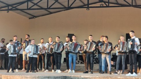 SABOR HARMONIKAŠA U LUGAVČINI: Memorijal Dragiše Drenjakovića održan 21. put SABOR HARMONIKAŠA U LUGAVČINI: Memorijal Dragiše Drenjakovića održan 21. put