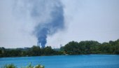 ПРВЕ СЛИКЕ ДРАМЕ НА АДИ ЦИГАНЛИЈИ: Двадесетак ватрогасаца са осам возила гаси пожар на сплаву (ФОТО)