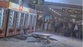 ПАНИКА НА АЕРОДРОМУ: Срушио се део крова, има повређених - хаос на Мајорци (ВИДЕО) ПАНИКА НА АЕРОДРОМУ: Срушио се део крова, има повређених - хаос на Мајорци (ВИДЕО)