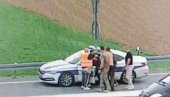 КАМЕРЕ СНИМИЛЕ ДИВЉАЧКО ПОНАШАЊЕ: Погледајте како терориста Иван Матовић шутира полицајце и прави хаос (ВИДЕО)