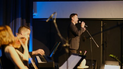 STIHOVI KOJI SE PAMTE: Književno veče sa Nebojšom Milovanovićem u Fondaciji Mozzart „Poezija živa” po drugi put očarala publiku STIHOVI KOJI SE PAMTE: Književno veče sa Nebojšom Milovanovićem u Fondaciji Mozzart „Poezija živa” po drugi put očarala publiku