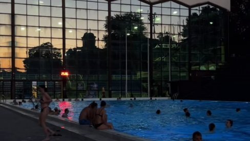 NOĆNO KUPANJE SPAS OD ŽEGE: Veliki broj Beograđana našao način da se rashladi na 25 stepeni