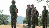 ГАШИЋ И МОЈСИЛОВИЋ У КОПНЕНОЈ ЗОНИ БЕЗБЕДНОСТИ: Обилазак припадника Војске Србије (ВИДЕО/ФОТО)