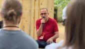 ГРУХОЊИЋ ПРЕНЕО ПОРУКУ БЛОКАДЕРА: Одје*ите, историја Србије нас не занима, не занима нас како су гинули наши преци! (ВИДЕО)