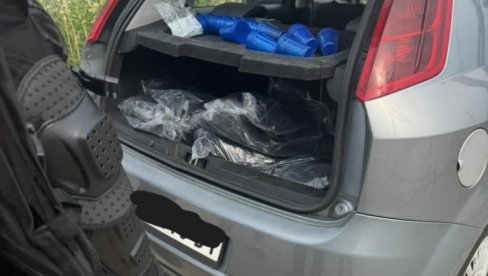 БЛОКАДЕРИ СПРЕМАЈУ ХАОС У БЕОГРАДУ: Полиција зауставила опасну пошиљку (ФОТО)