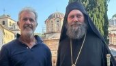 МЕЛ ГИБСОН ДОЧЕКУЈЕ ВИДОВДАН НА ХИЛАНДАРУ: Холивудски глумац изненадио фанове посетом Светој Гори (ФОТО)
