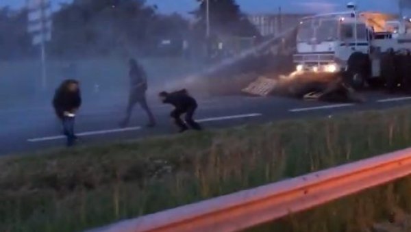ВИДЕО: Водени топ на штрајкаче у Француској ВИДЕО: Водени топ на штрајкаче у Француској
