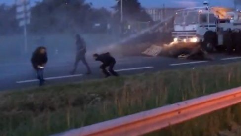 VIDEO: Vodeni top na štrajkače u Francuskoj VIDEO: Vodeni top na štrajkače u Francuskoj